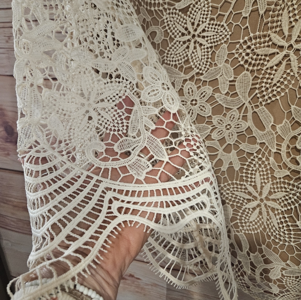 NWOT Beautifull Lace, Lined, Bell Sleeve Party Dress! Size LARGE - Picture 9 of 9